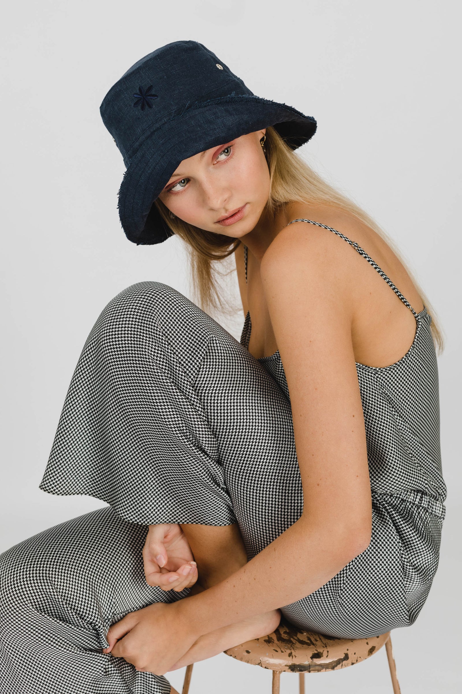 FLOWER POWER LINEN BUCKET HAT FRENCH NAVY – Isobel Badin