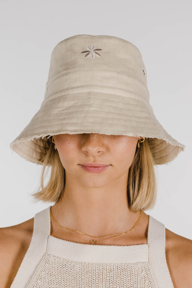 FLOWER POWER BUCKET HAT - sand